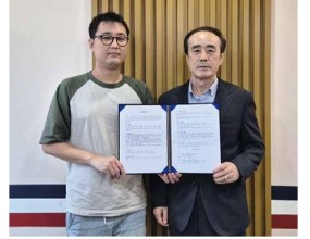 김영복 동대문패션타운관광특구협의회 회장(오른쪽)과 박나라 모코플렉스 대표가 지난 
8월 9일 동대문 상권의 ‘디지털 전환’을 위한 업무협약을 체결하고 있다